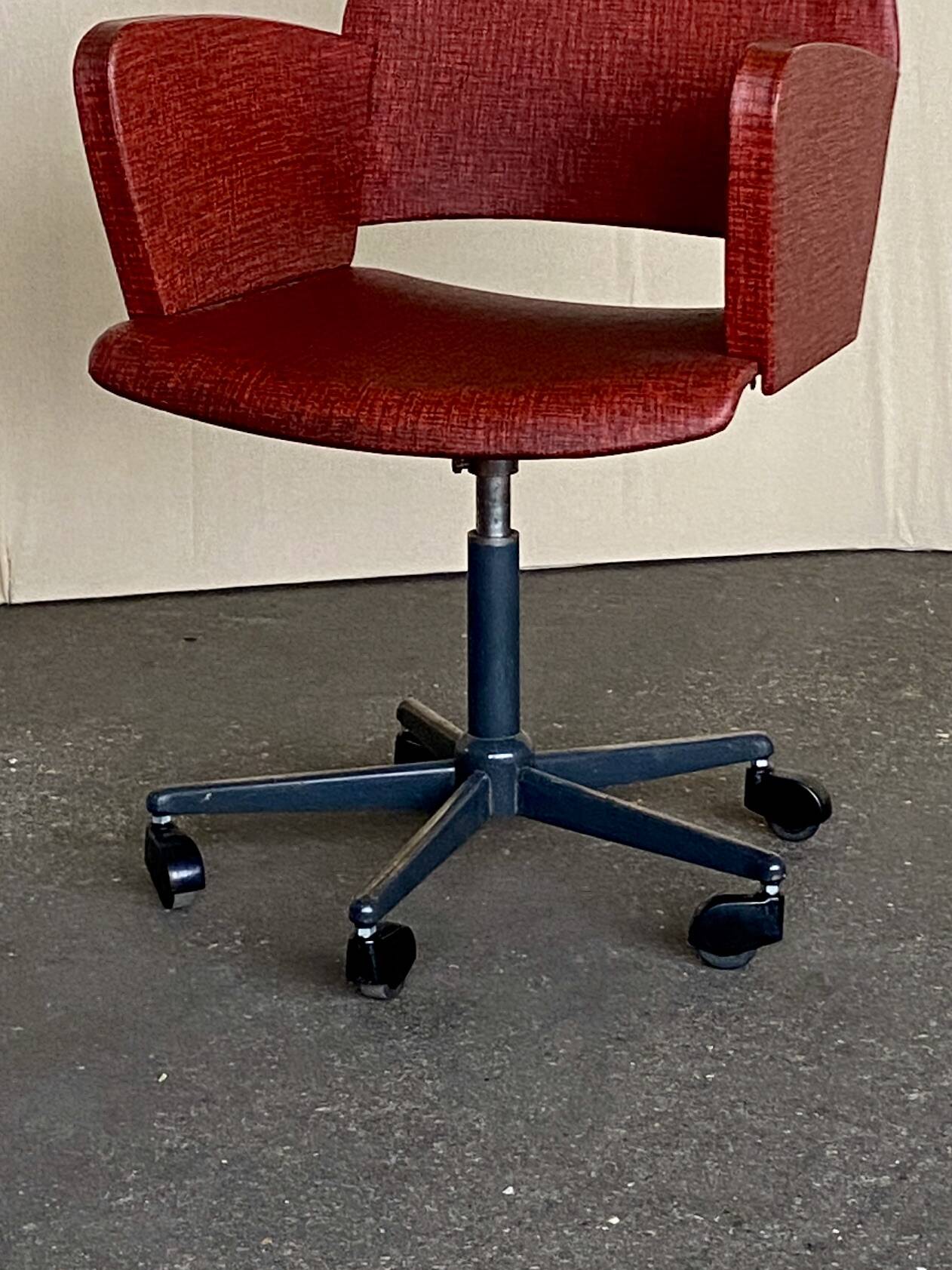 Vintage adjustable office chair – red faux leather, 1960-70s