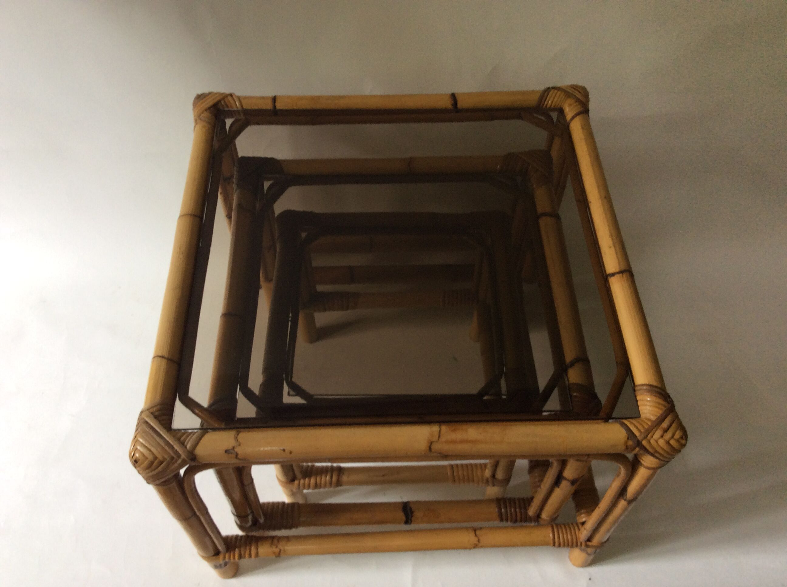 Trio de tables basses en rotin vintage