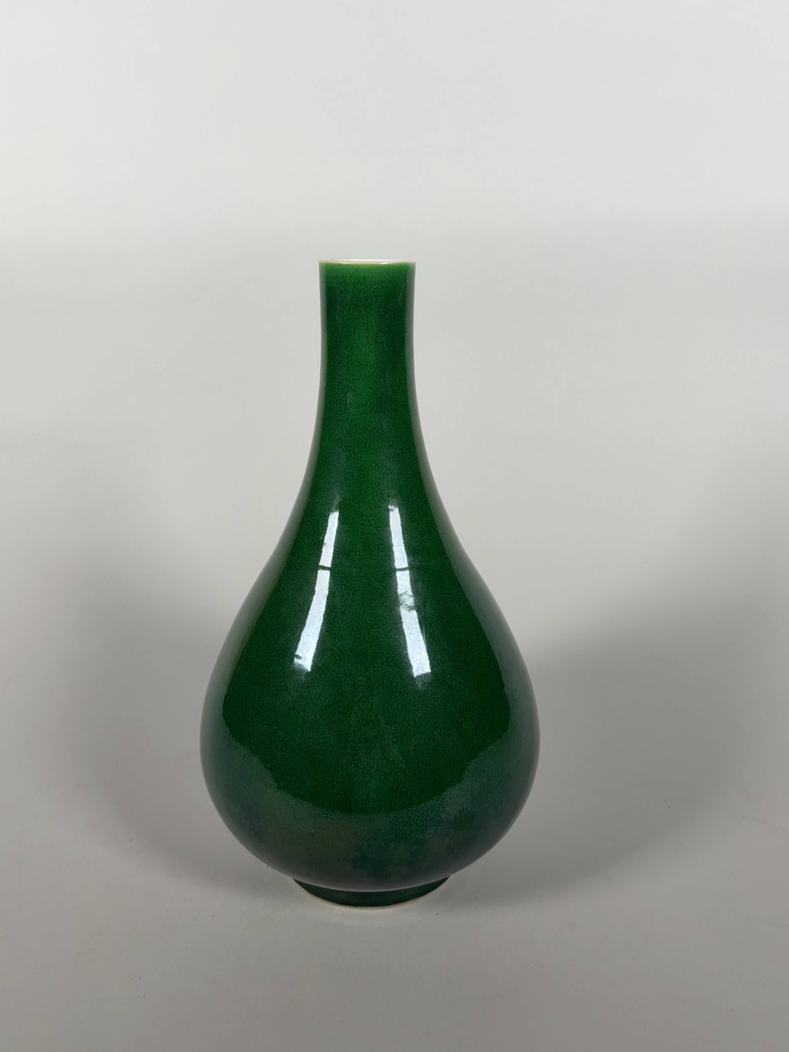 Monochrome green porcelain vase Kangxi (1662-1722) China 18th century