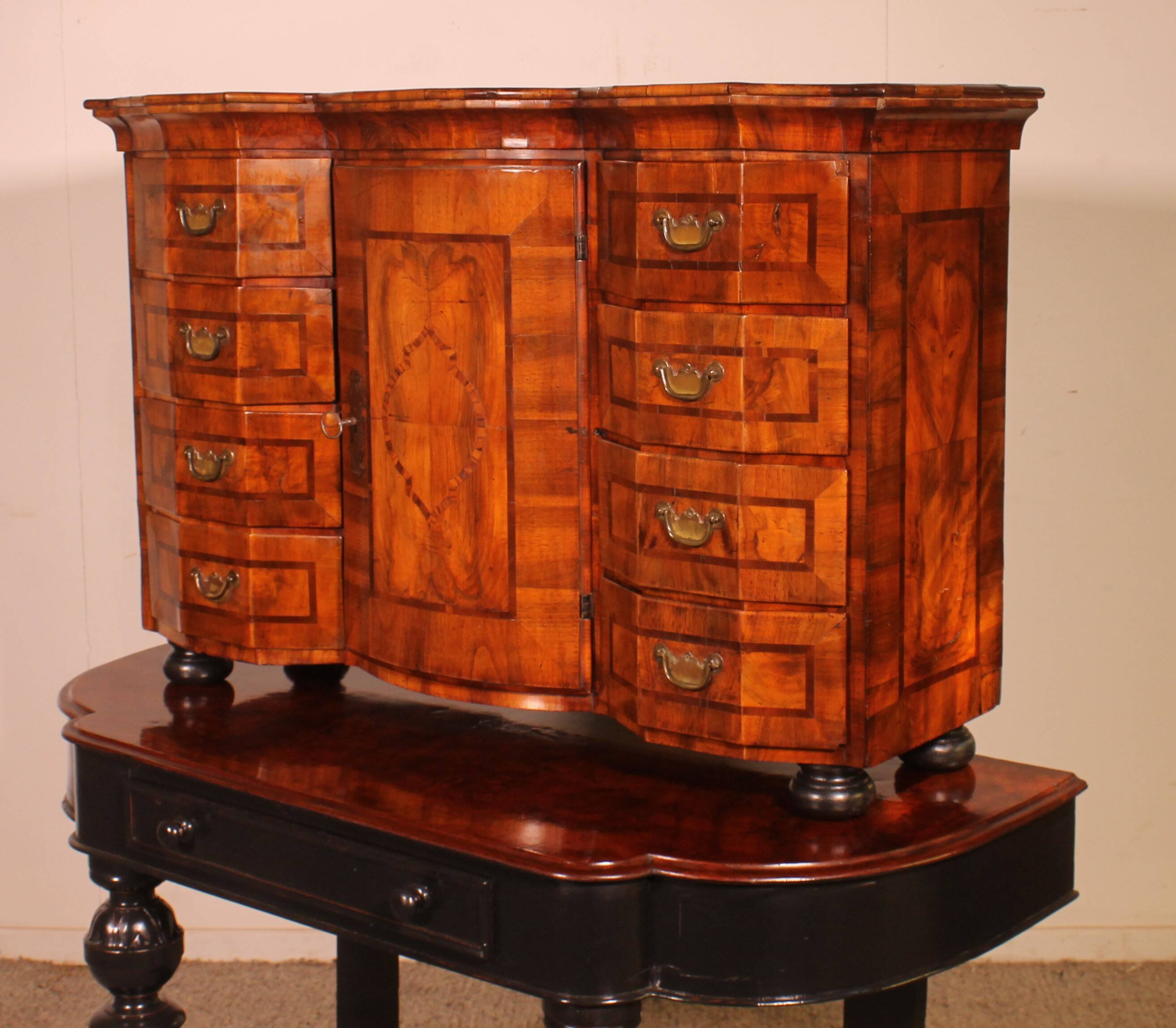 Cabinet allemand en noyer, XVIIIème siècle