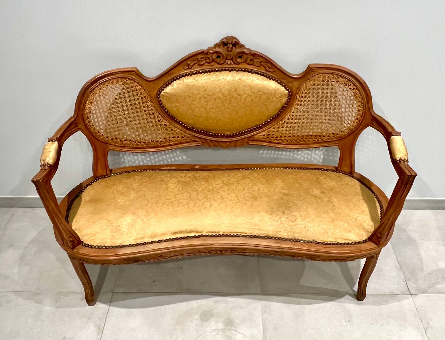 Louis XVI living room, four fluted and molded rooms