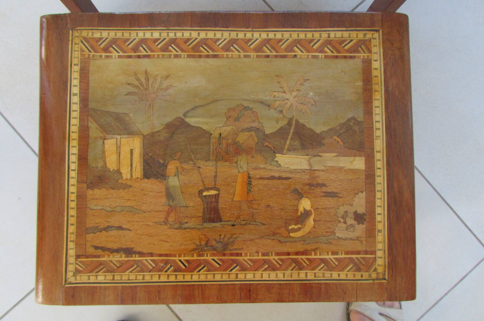 Paire de tables gigognes marquetées, Art déco