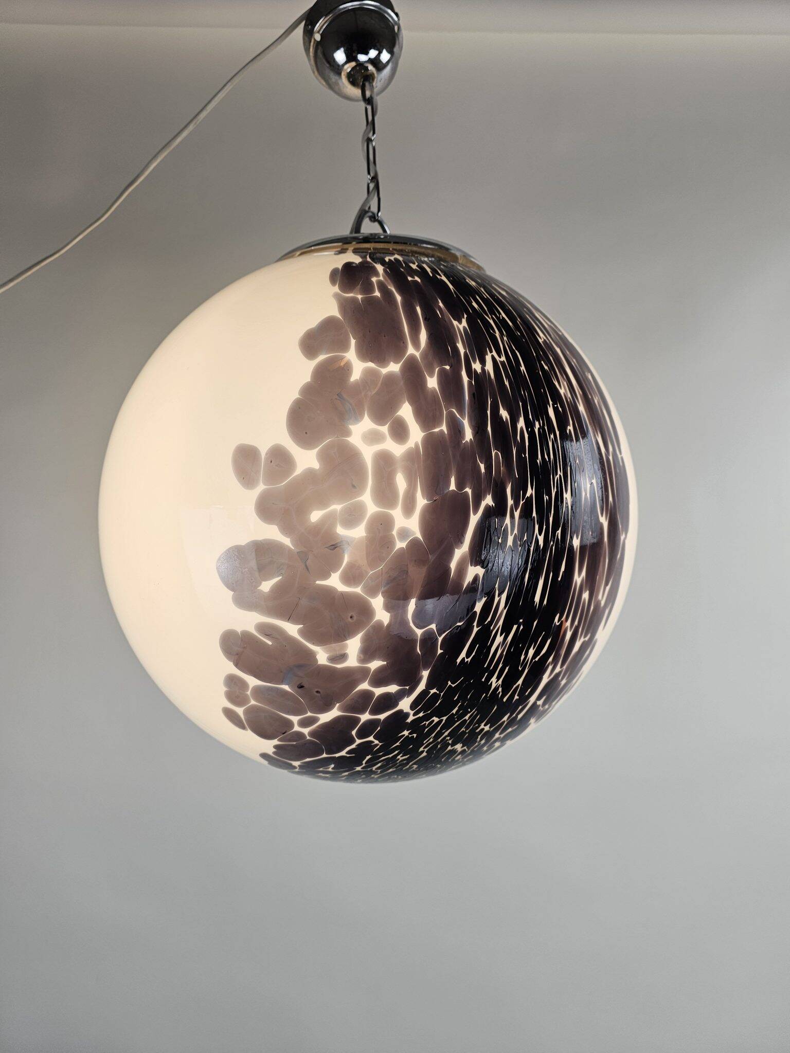 Grande lampe globe diamètre 45 cm Italie années 60 en verre blanc et violet.