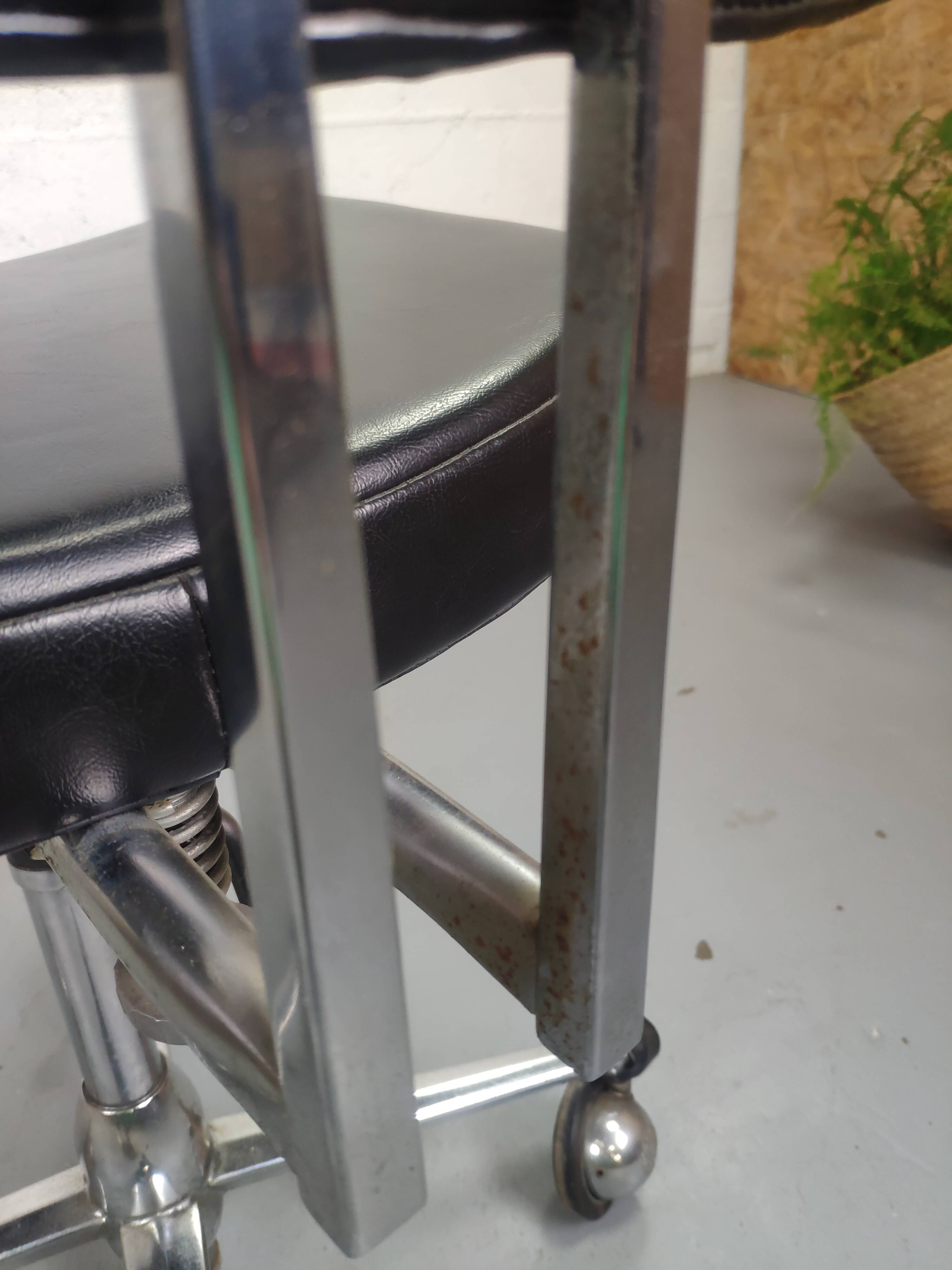 Chaise de bureau industrielle vintage à roulette skaï noir et chrome