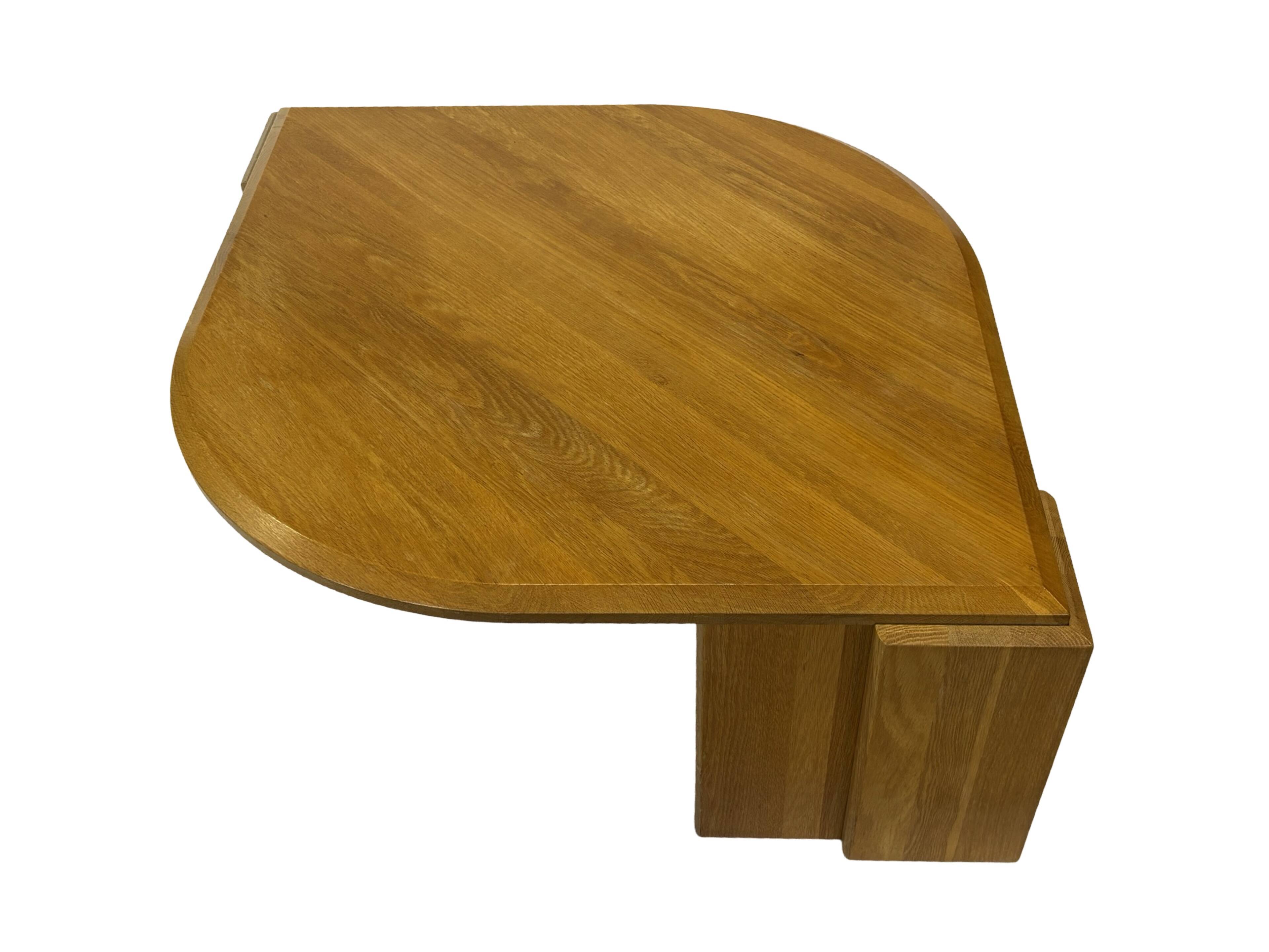 Table basse vintage en forme de larme wabi sabi brutaliste en chêne massif