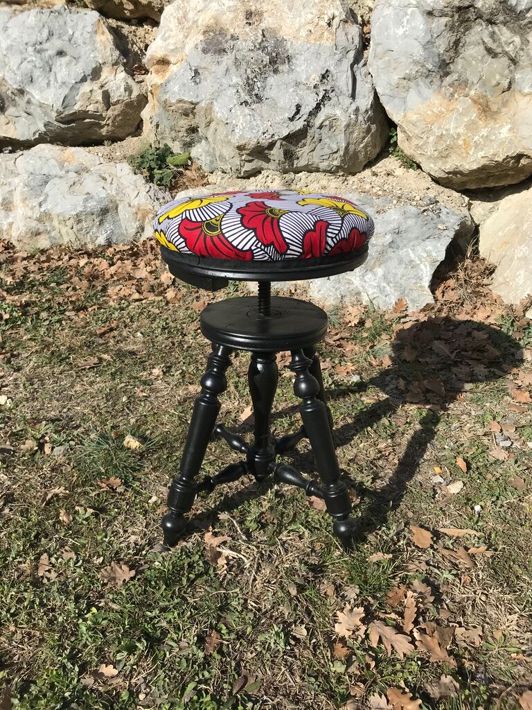Screw piano stool