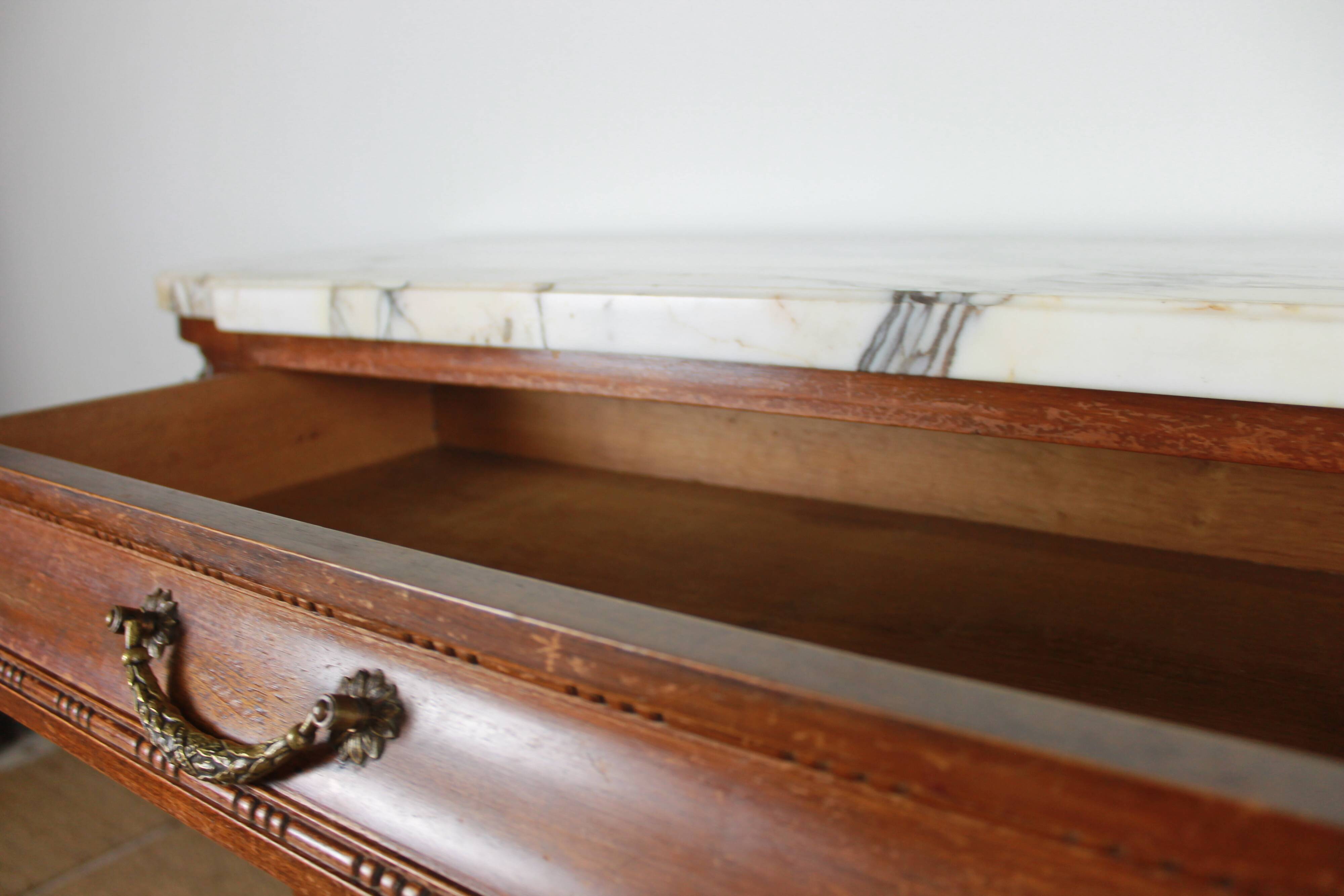 Half-moon shaped serving trolley