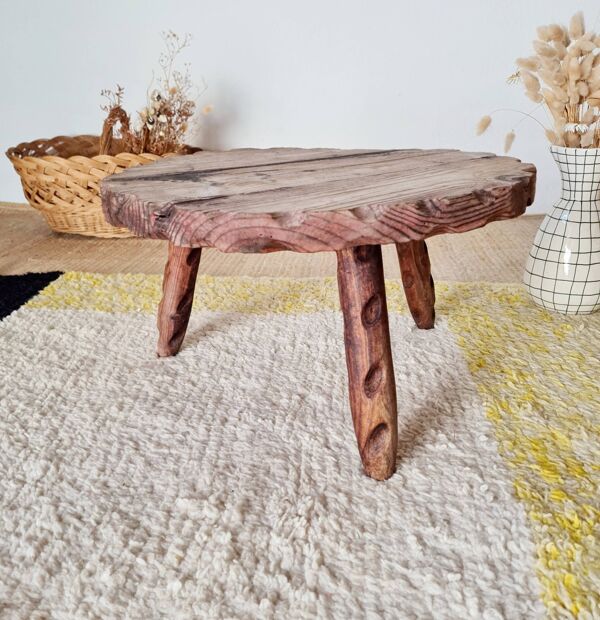Petite table basse ronde tripode ancienne – sellette vintage bois