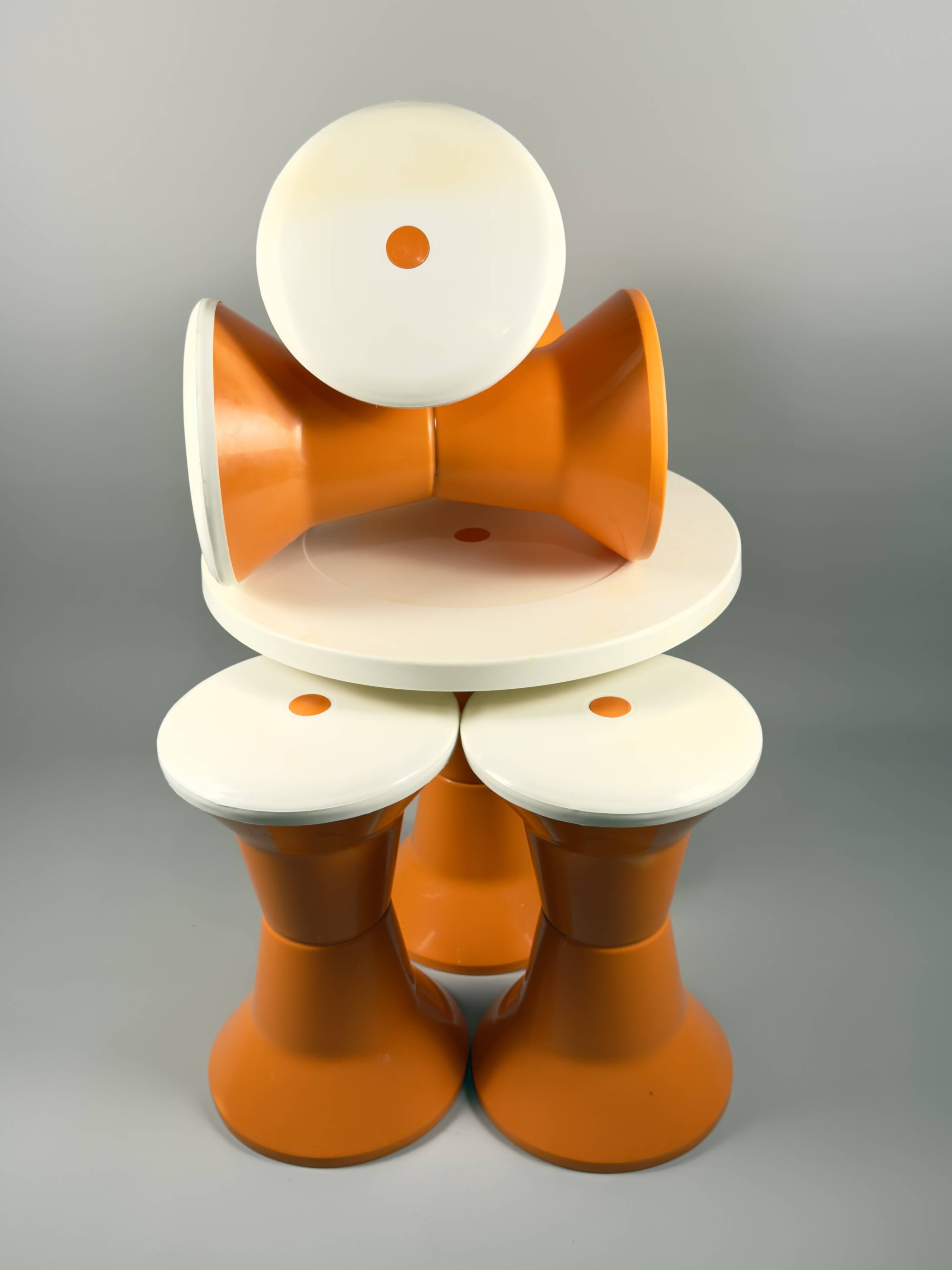 Ensemble tabourets et table Space Age – Plastique orange et blanc, style italien vintage