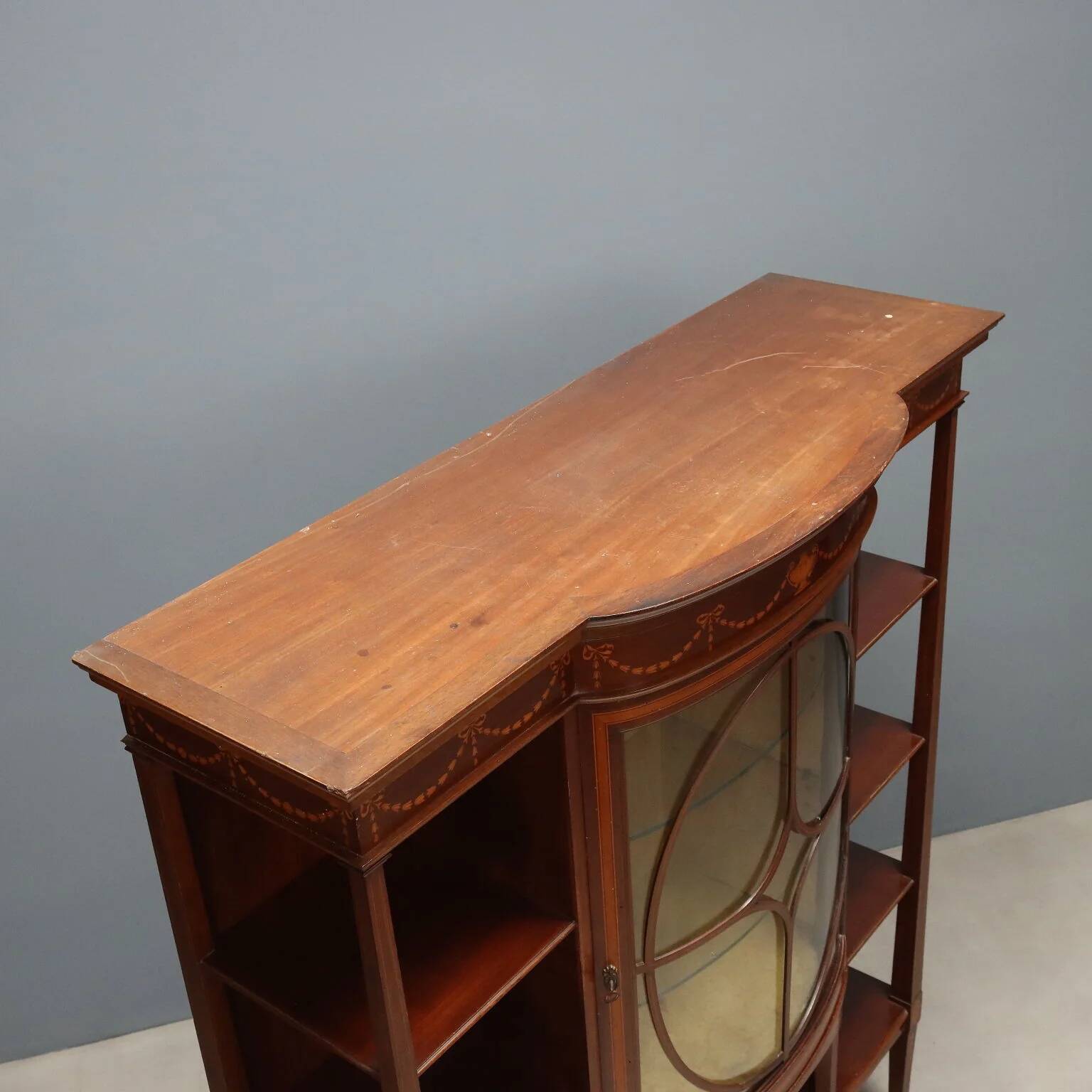 Vitrine en acajou avec incrustations en érable