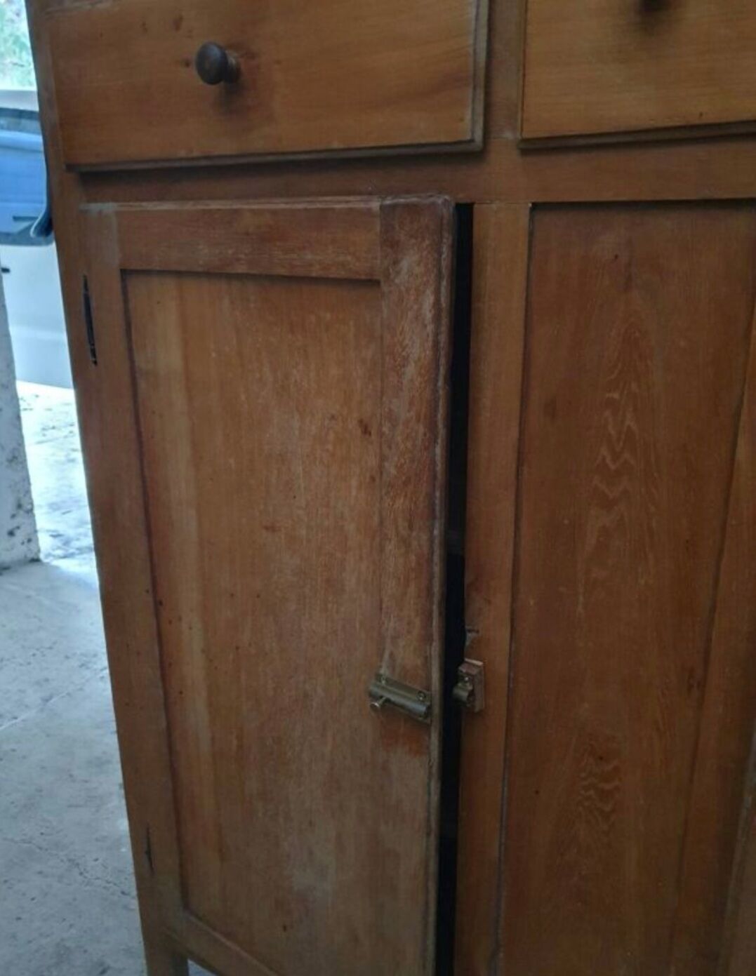 Buffet with 2 doors