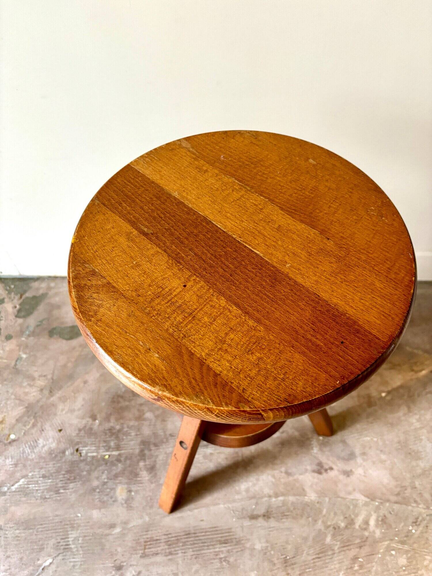 Wooden screw tripod stool