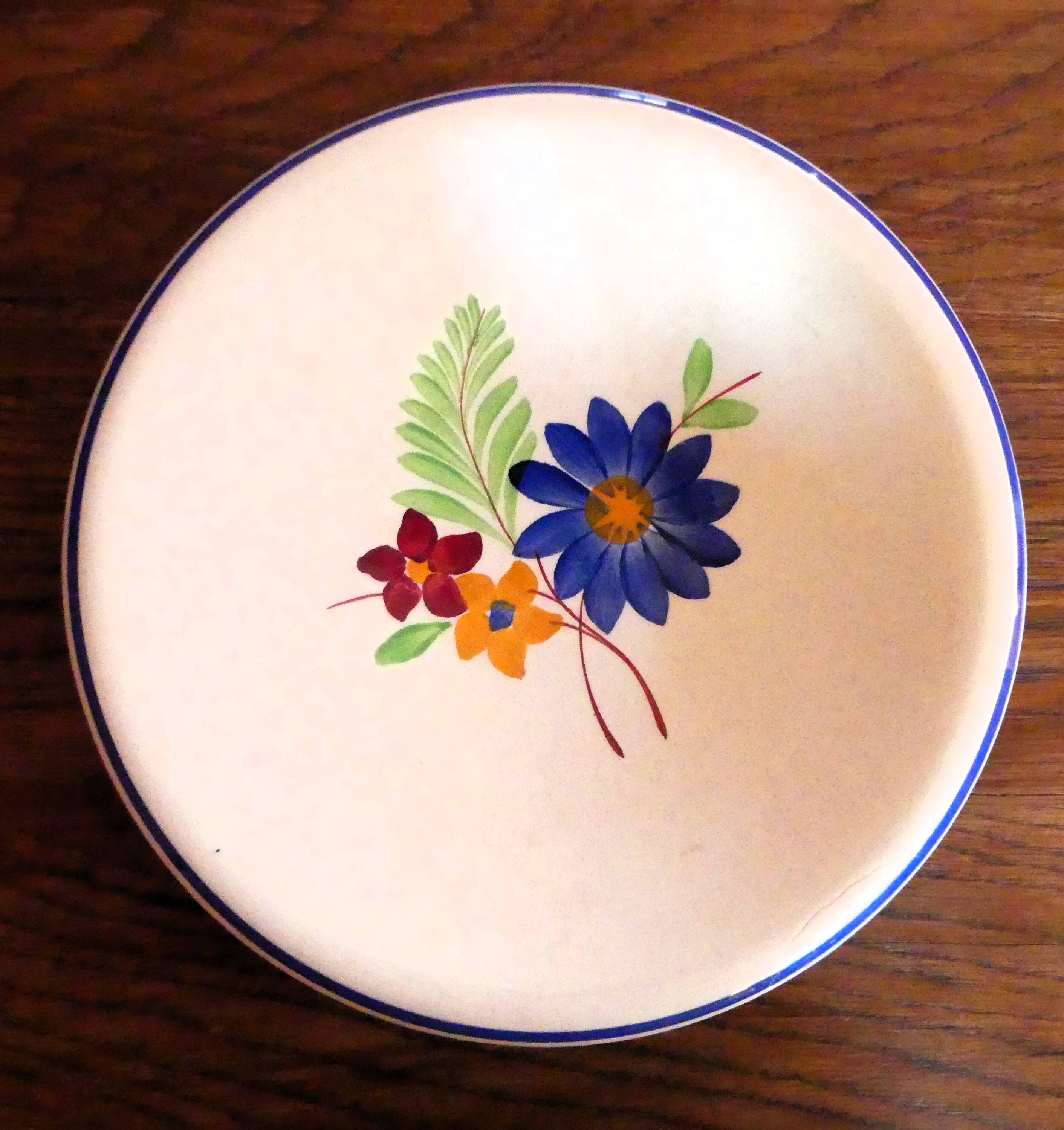 Set of 2 round serving dishes: Gien (Anthéor model) and Duralex.