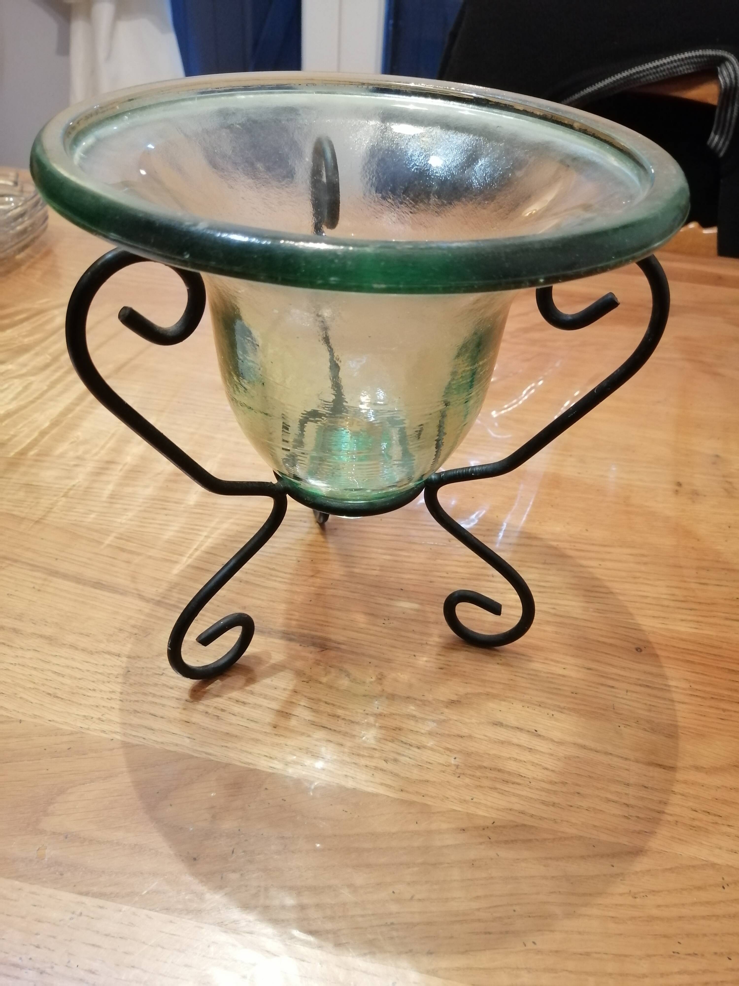 Vase en verre sur pieds fer forgé vintage
