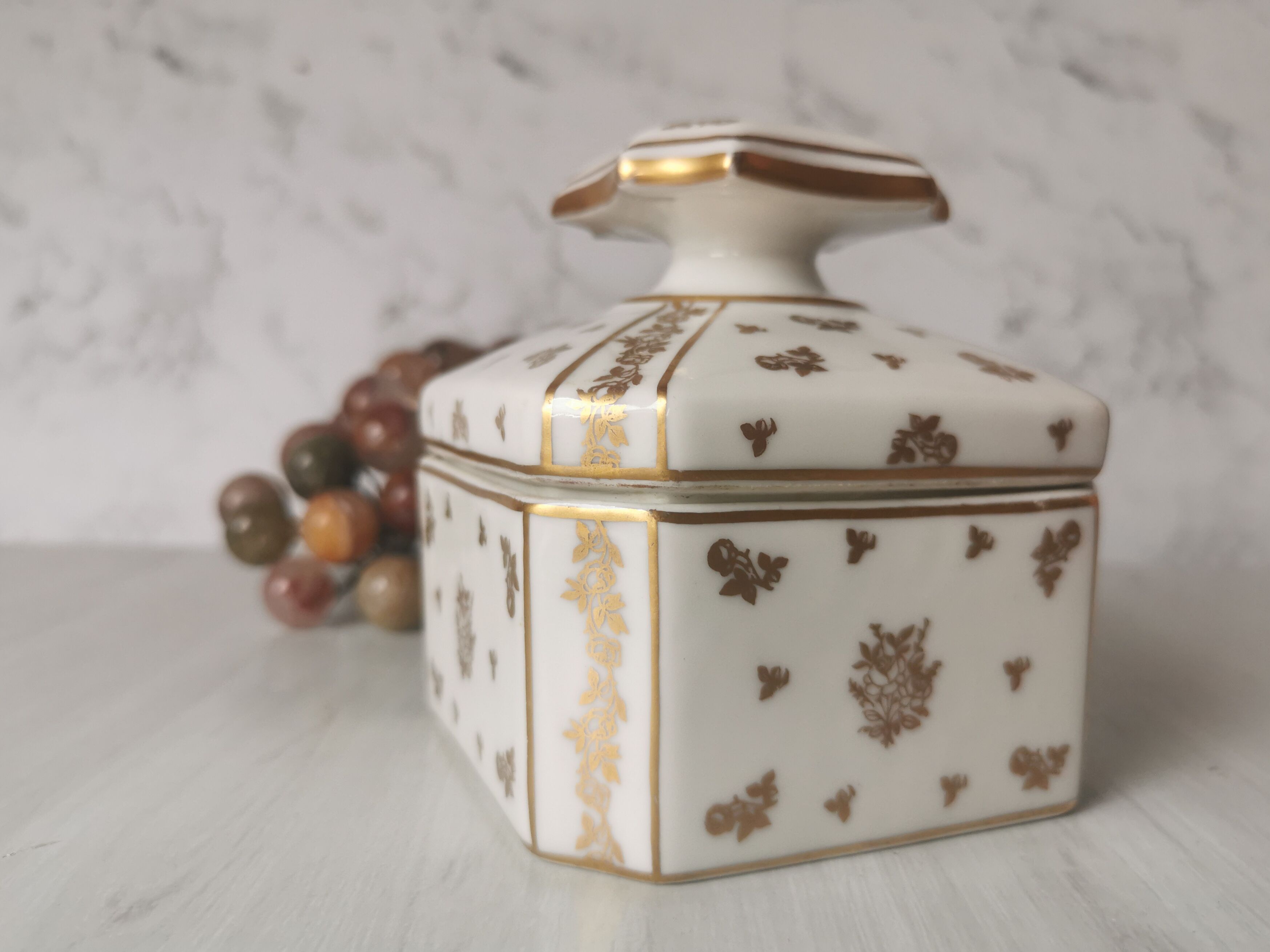 Porcelain bonbonnièree de Limoges