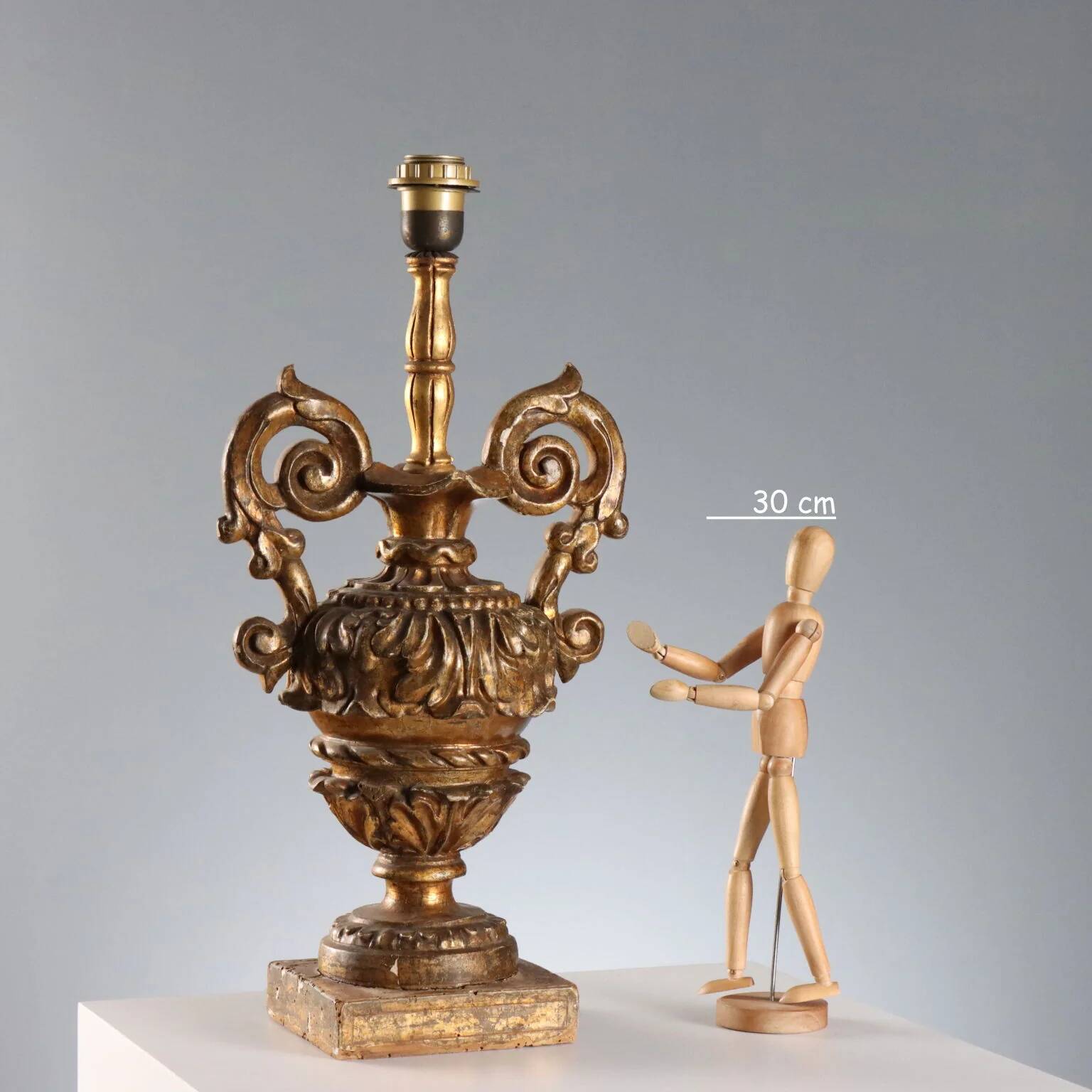 Lampe ancienne en forme de vase néoclassique en bois doré XIXe siècle