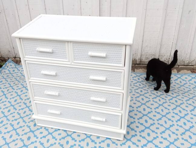 Commode blanche en rotin