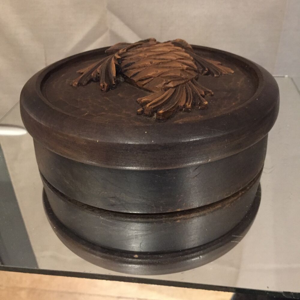 Boîte décorative en bois pomme de pin signée C Hauler