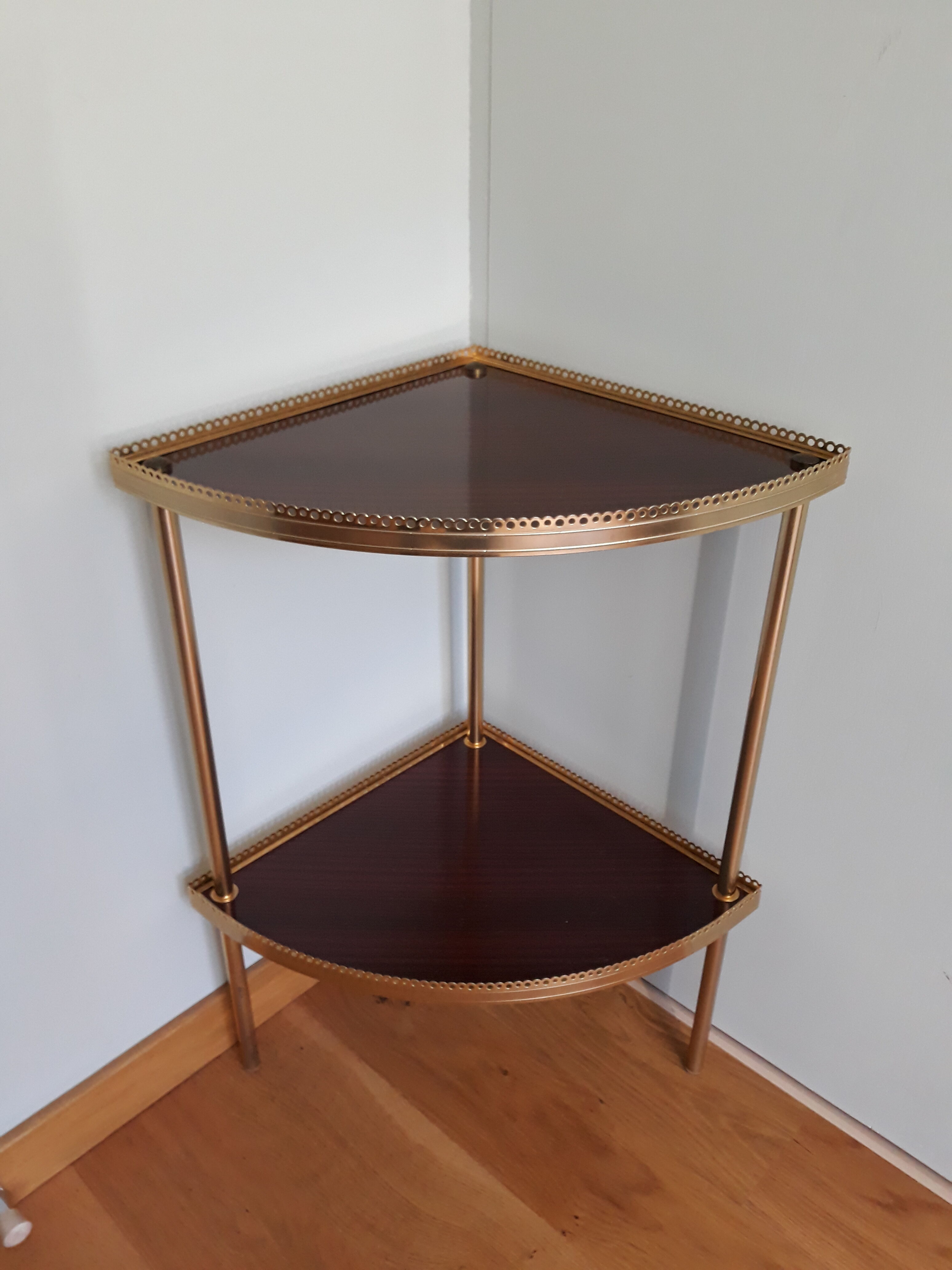 Shelf corner console notch in formica