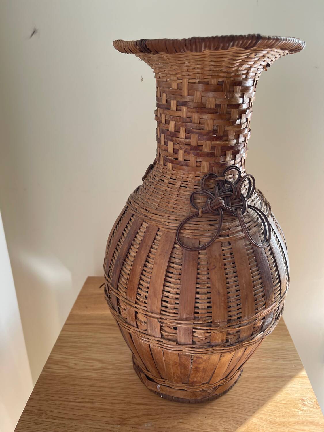 Vase en rotin vintage