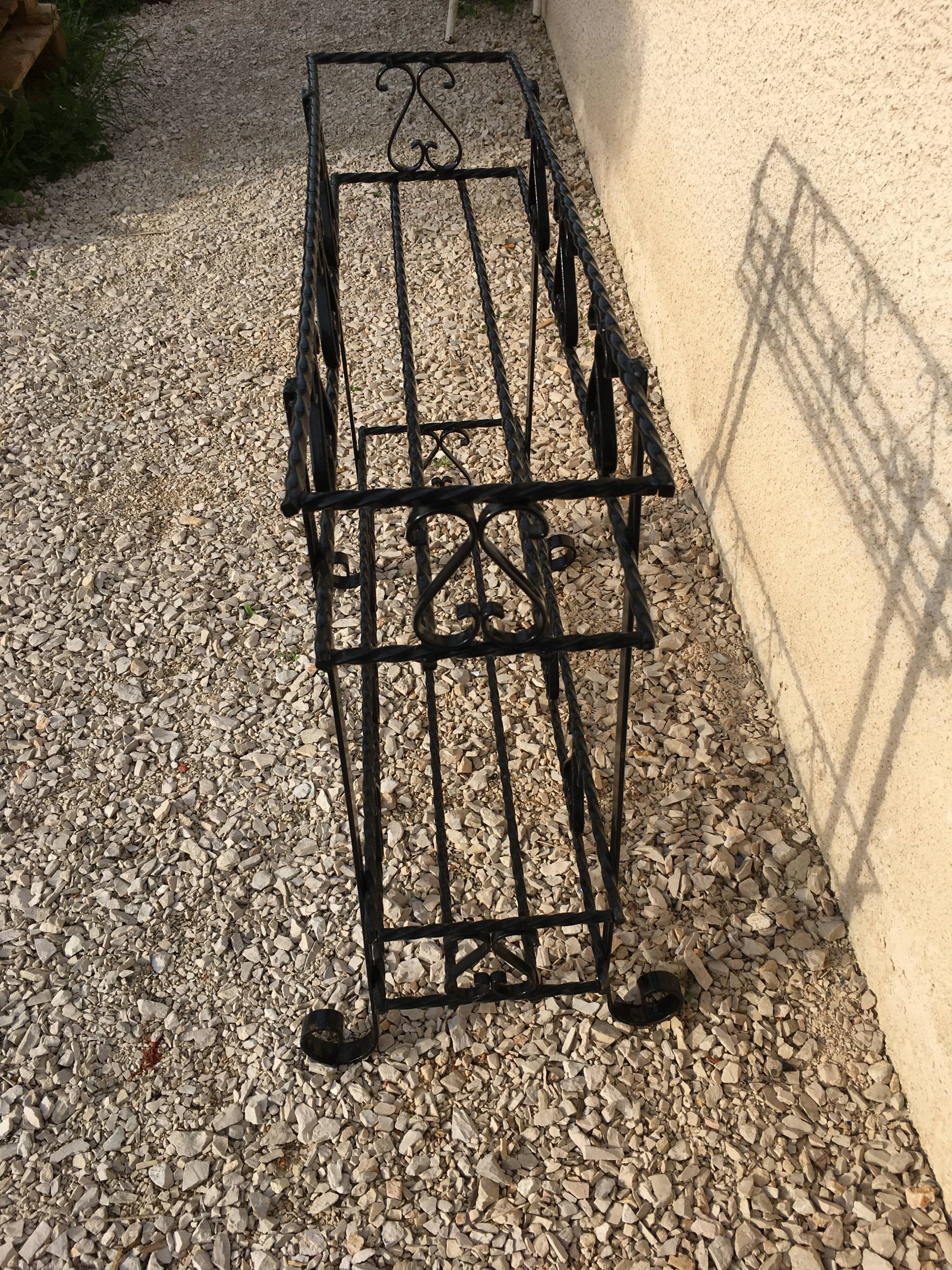Wrought iron pot-carrying planter