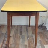 Table de cuisine en bois et formica jaune