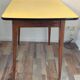 Table de cuisine en bois et formica jaune