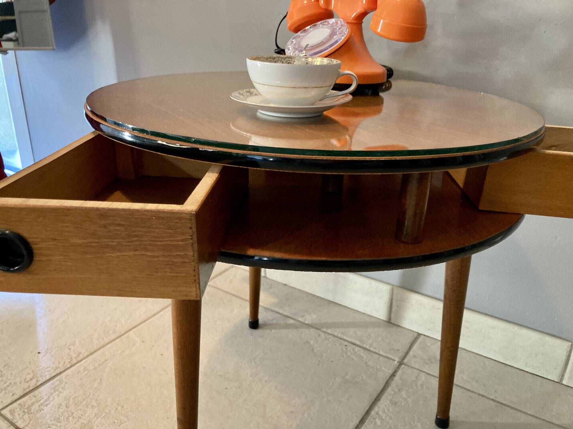 Travailleuse tripode, tiroirs et vitre en verre d'origine