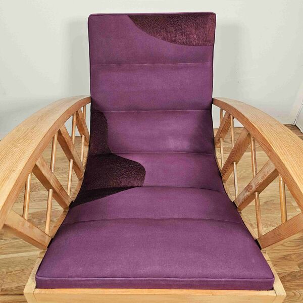 Paire de larges fauteuils à croisillons, vers 1950, tissu Canovas brodé par Lesage