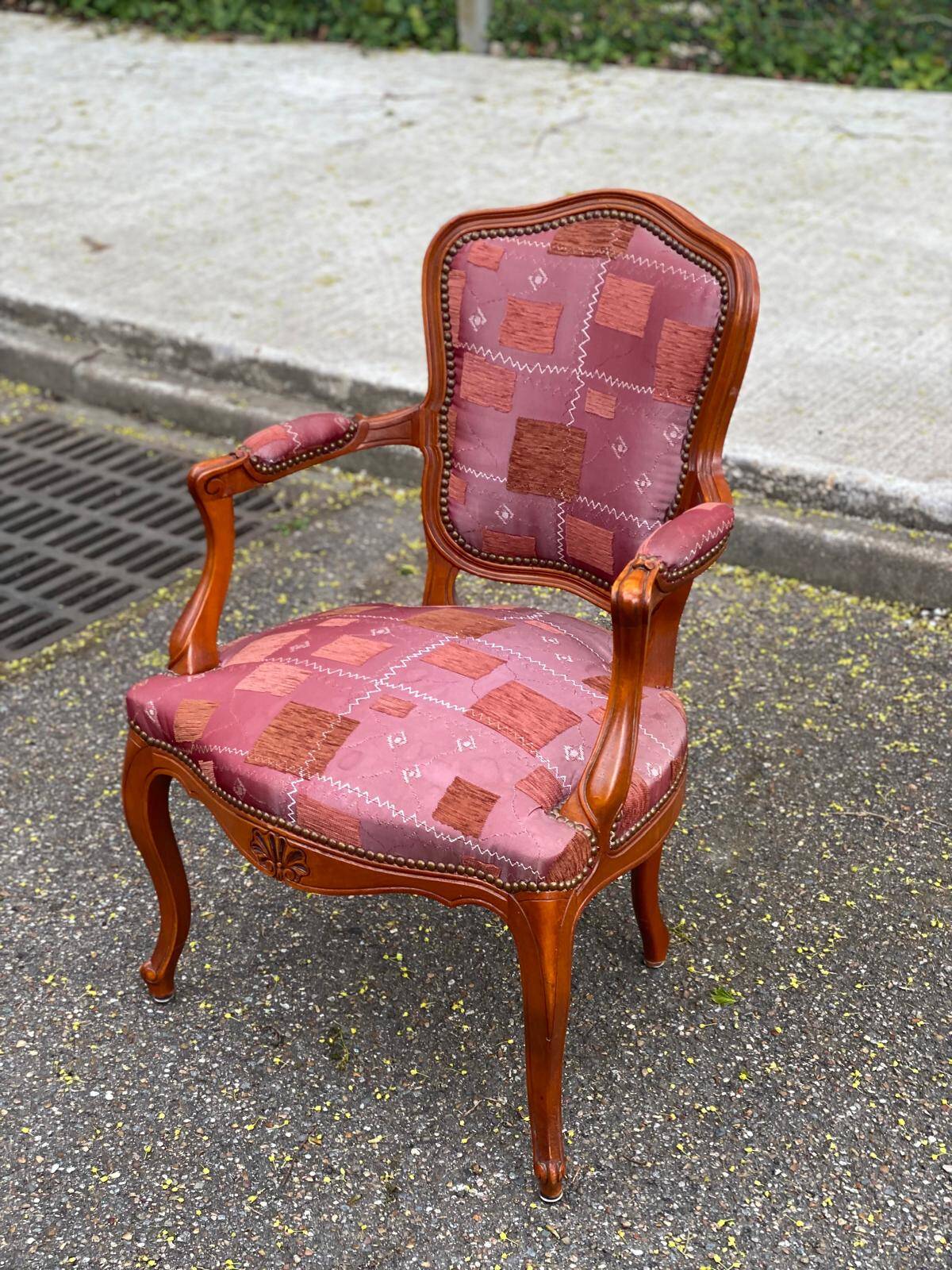 Bergère cabriolet armchair Louis XV in embroidered burgundy silk fabric.