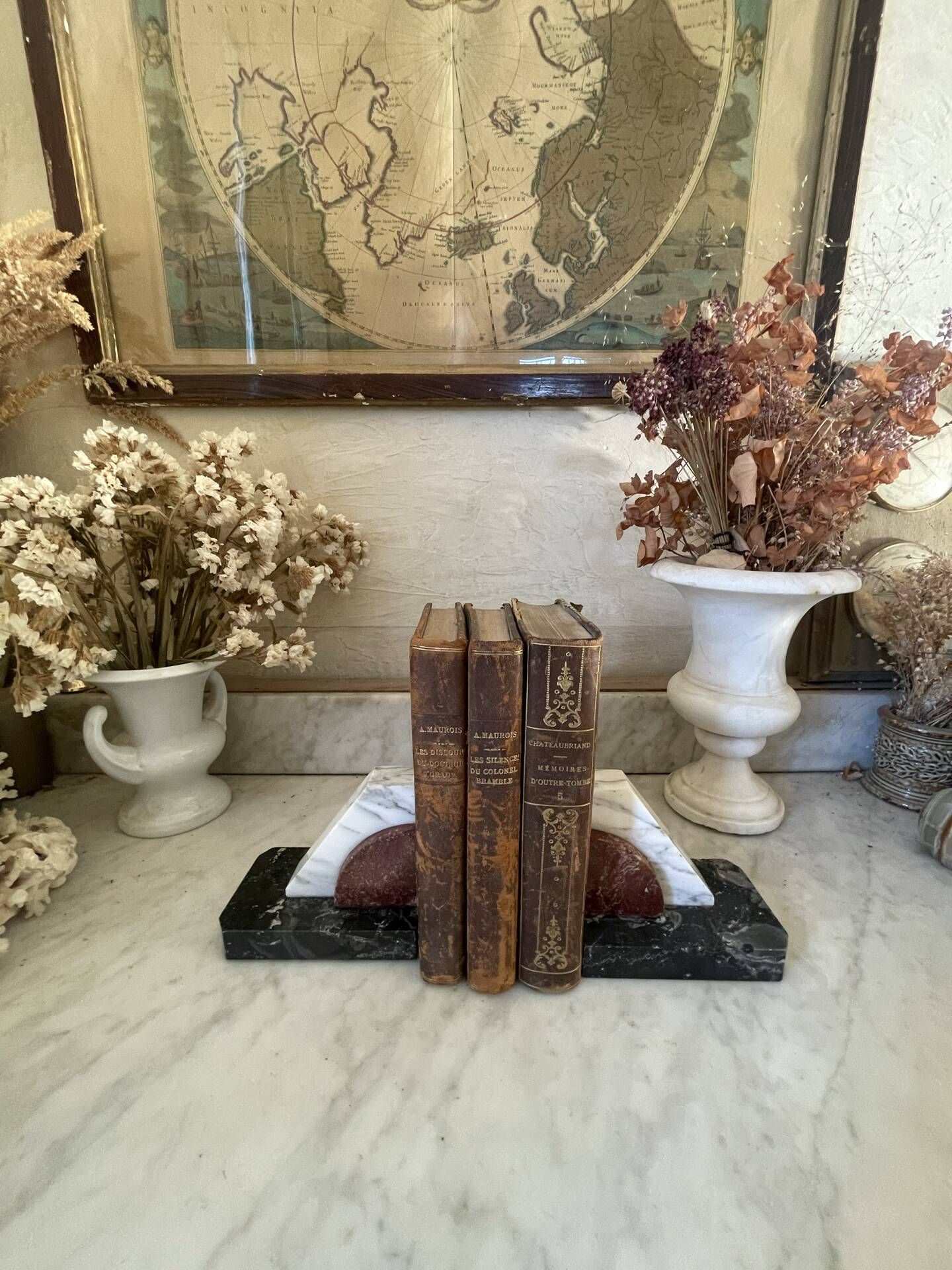 Paire de serre-livres polychromes en marbre