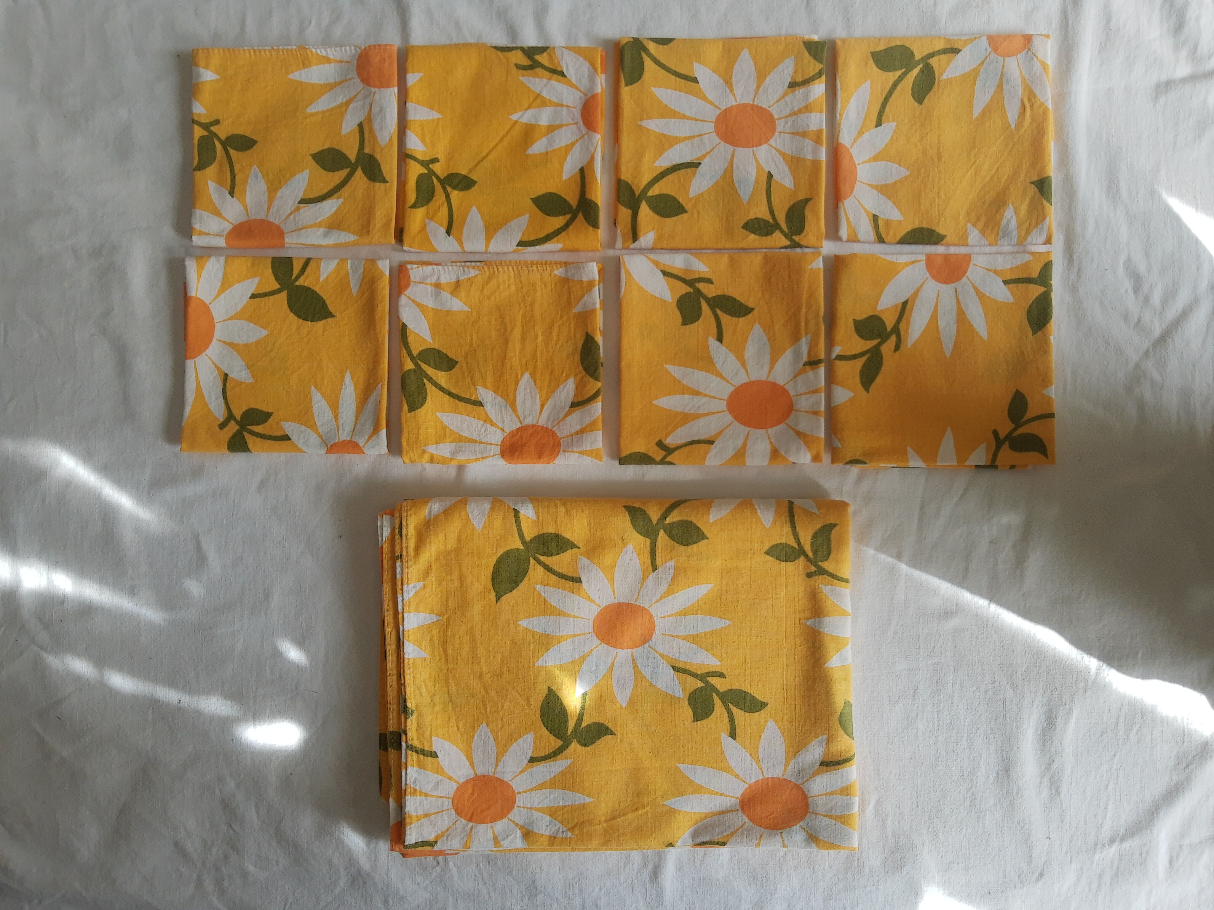 Set yellow tablecloth marguerite pattern and 8 vintage napkins