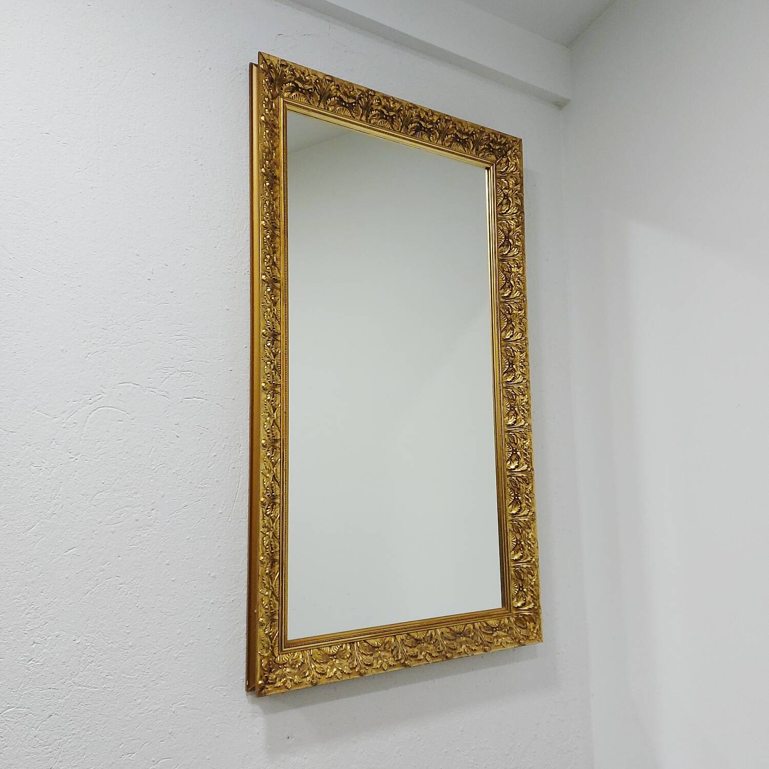 Grand miroir mural vintage sculpté et doré 1970