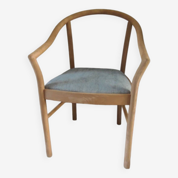 Fauteuil style scandinave structure en hêtre, assise rénovée, habillée d'un tissu vert de gris.