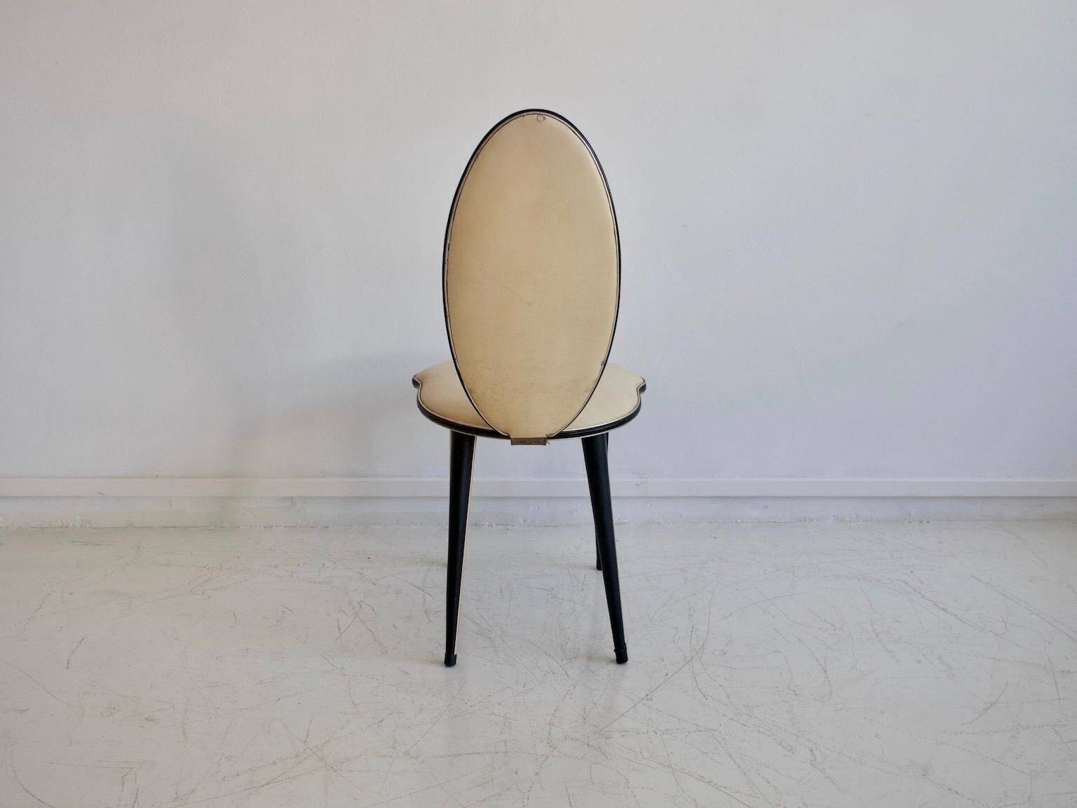 Chaise en vinyle crème et noir Umberto Mascagni
