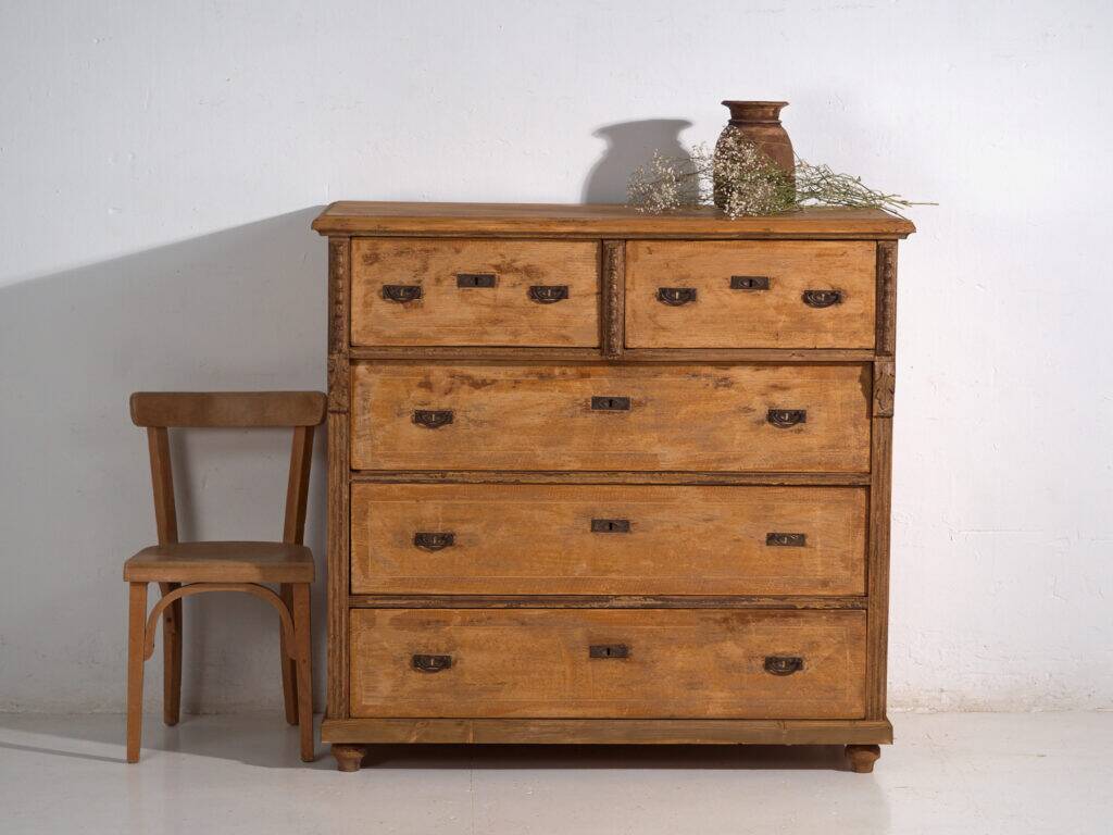 Commode ancienne en pin décapé – Meuble rustique européen primitif – circa