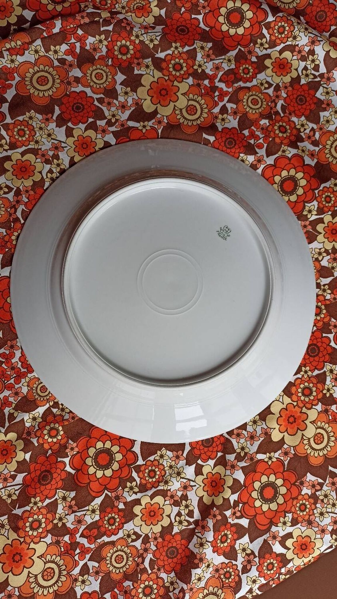 Plat de service en porcelaine de Limoges William Guérin et Compagnie