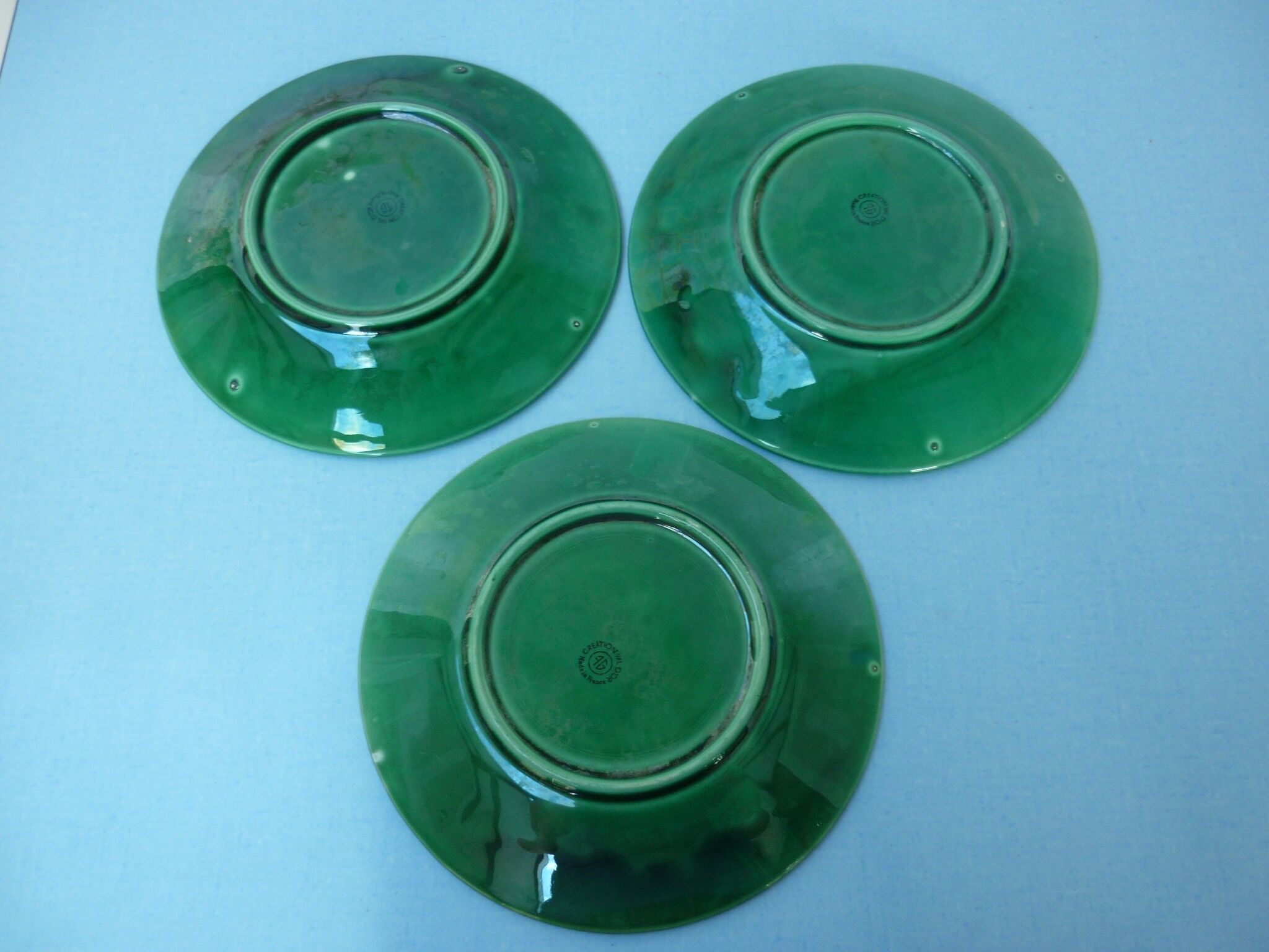Set of 3 green plates of Gien, vine leaves