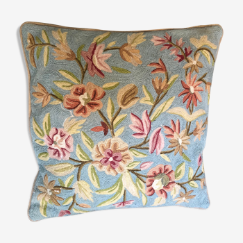 Ancien coussin brodé à motif floral