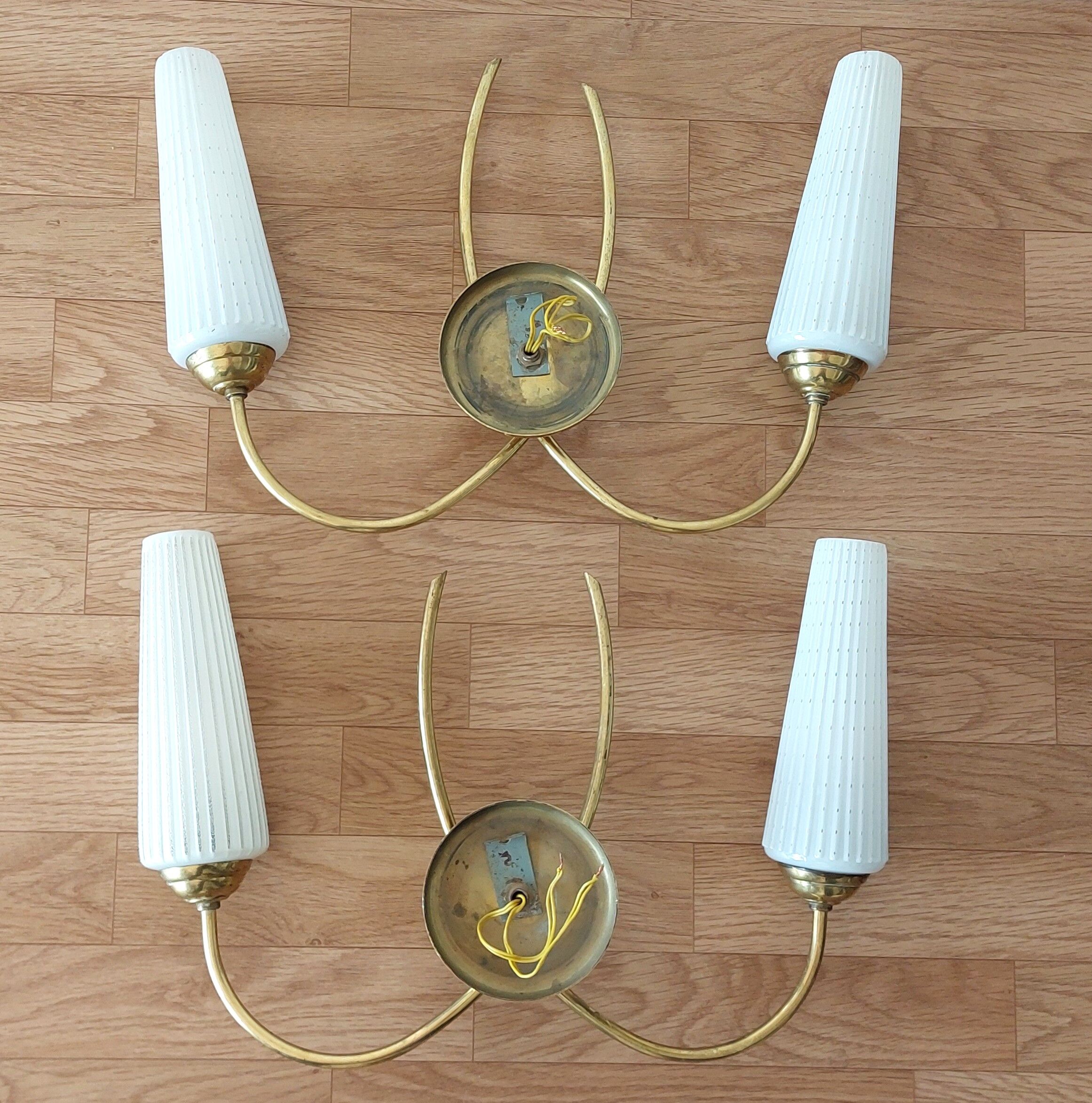 Pair of 1960 wall lamps in gilded brass and glass.