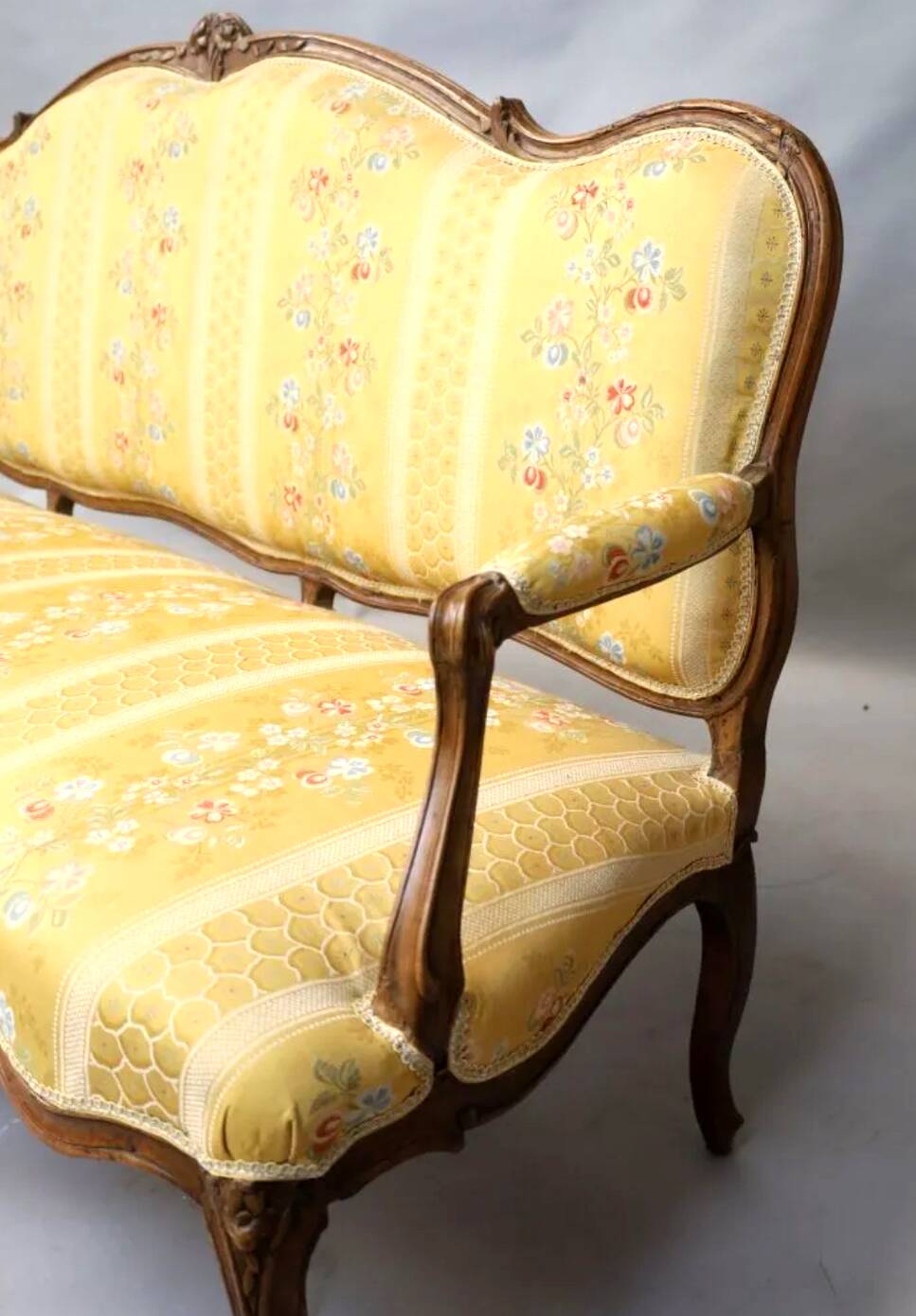 Natural wood canapé, moulded and carved, late 19th to early 20th century.