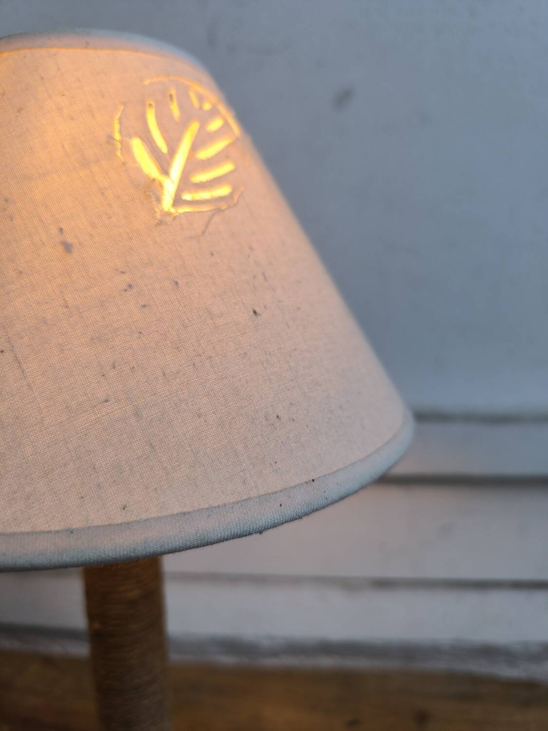 Table lamp in turned wood and rope