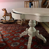 Oval violin table