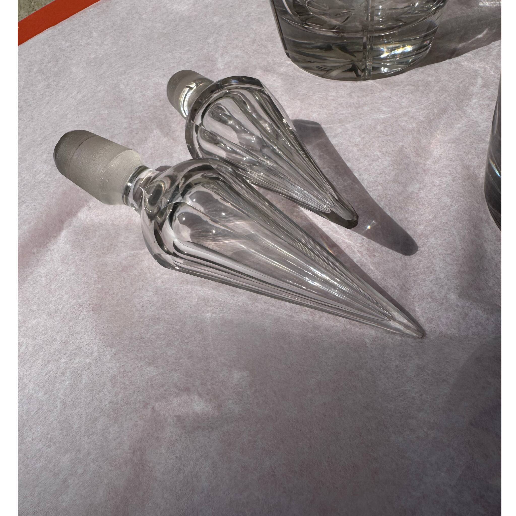 Paire de carafes en cristal – Louis-Philippe – taillées main – bouchons d’o