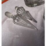 Paire de carafes en cristal – Louis-Philippe – taillées main – bouchons d’o