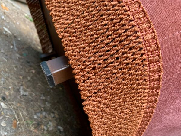 Paire de fauteuils crapaud velours capitonné rose 1970