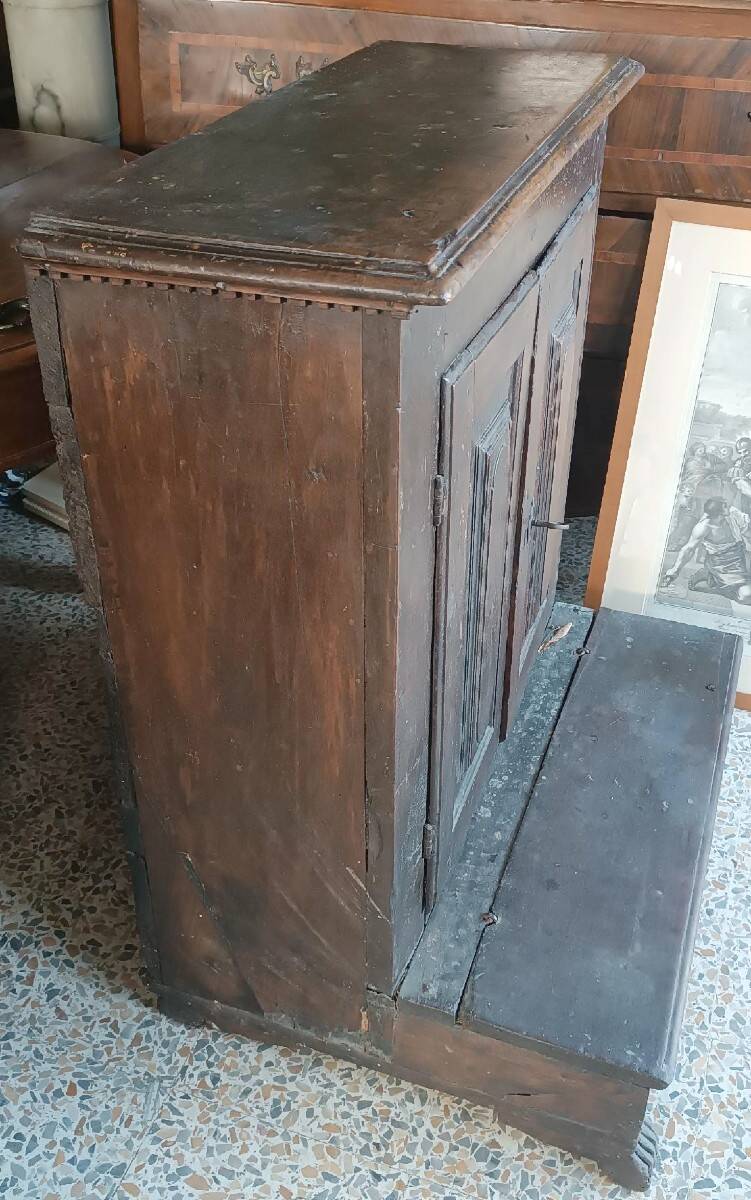 Grand agenouilloir ou buffet en noyer, début du XVIIe siècle, Italie