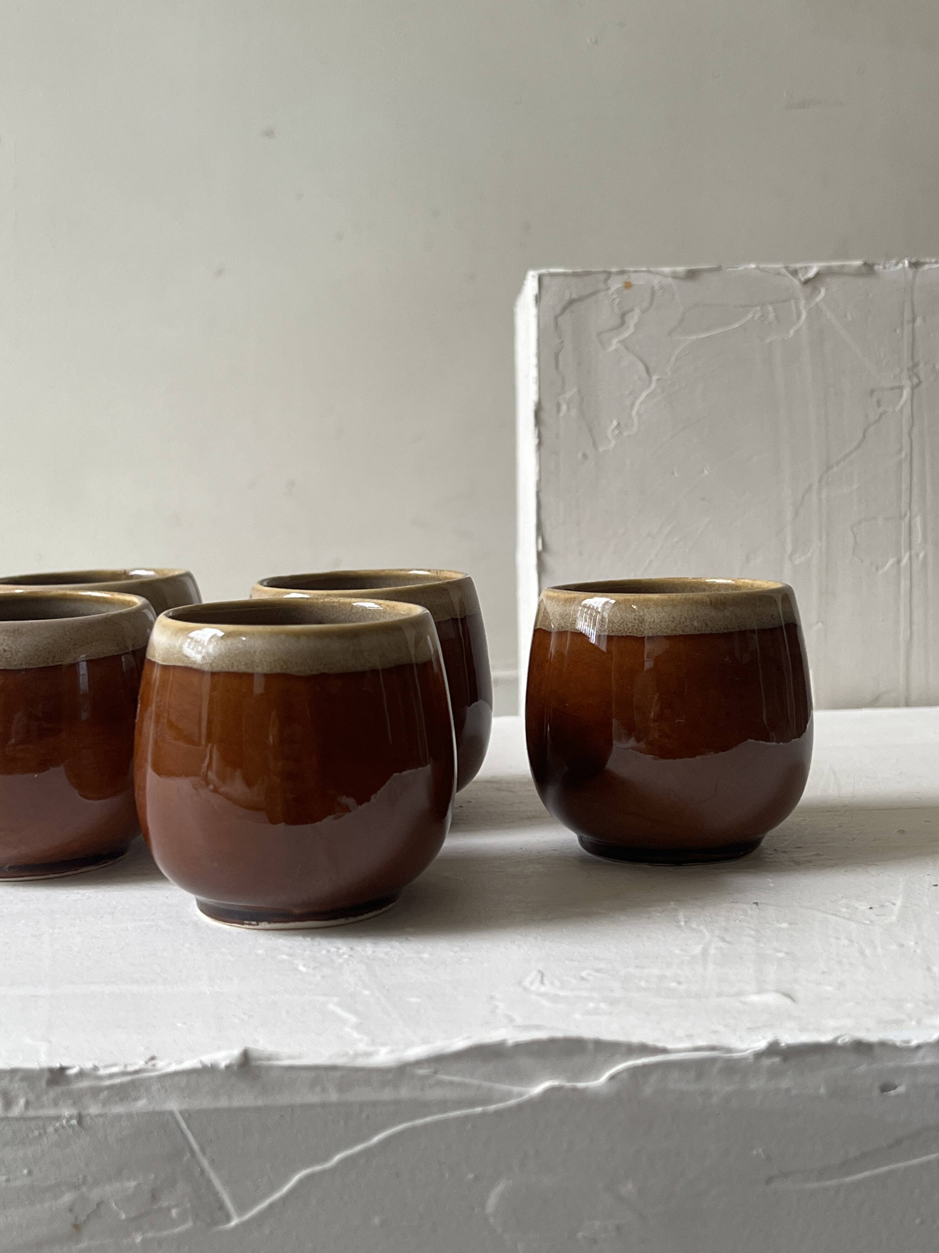 Service of 6 coffee cups in handcrafted glazed ceramic, amber brown, 1970.