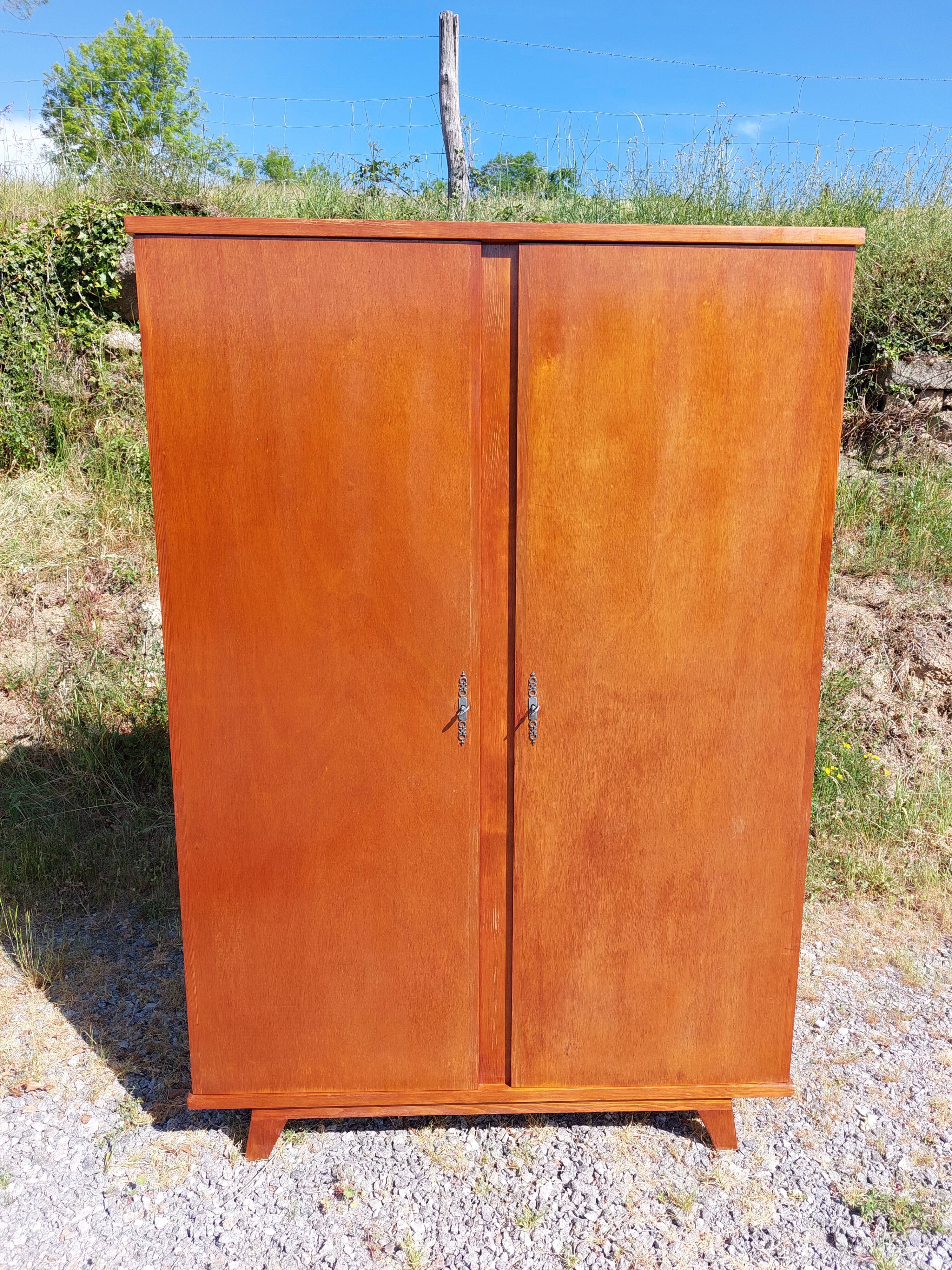 Compass foot cabinet