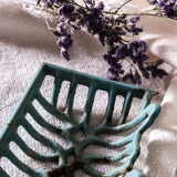 Cast-cast-or-white soap holder